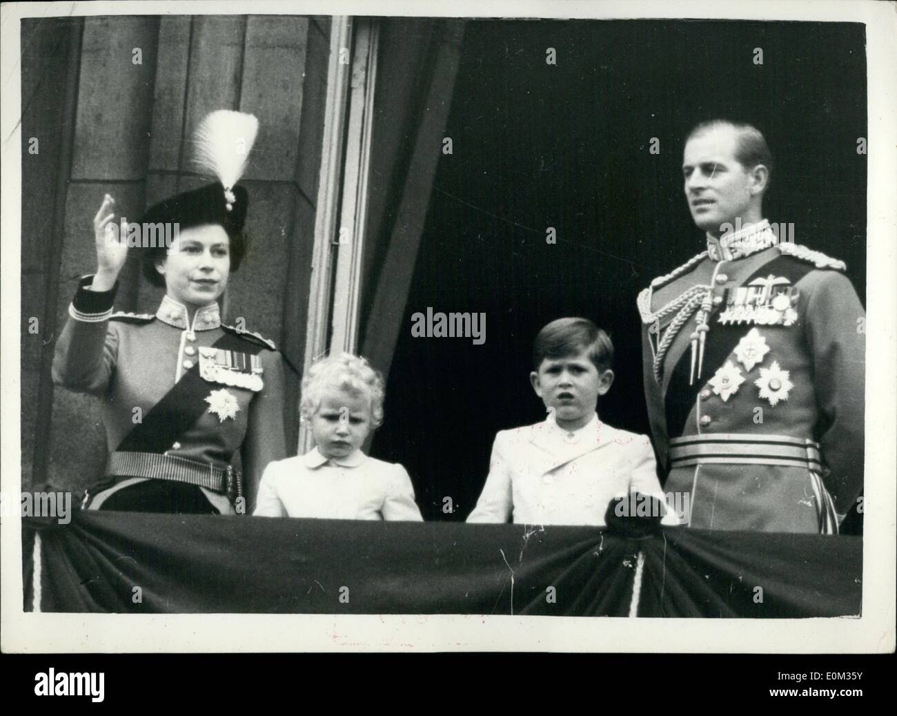 6. Juni 1953 - TROOPING die Farbe Zeremonie... GRÜßT AUS DEM PALAST-BALKON... Königin Elizabeth II. nahm den Gruß an die Trooping die Farbe Zeremonie auf Horse Guards Parade heute. Der Anlass markiert offiziellen Geburtstag der Königin. Das war der Farbe marschierten des i. Bataillons der Grenadier Guards. Die Königin trug die Uniform der Col-in-Chief des Regiments, eine rote Tunika, dunkle blaue Reiten Rock und einen Dreispitz-Hut mit dem kühnen Abzeichen und White Plume der Grenadiere. Stockfoto