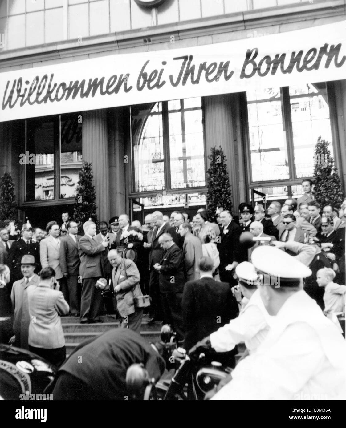 Konrad Adenauer wird mit Blumen begrüßt. Stockfoto