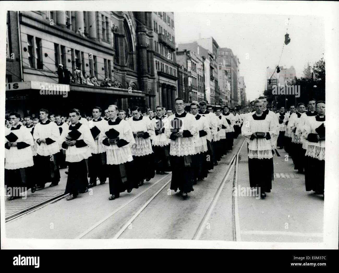 25. April 1953 - eucharistische Prozession in Australien: 21.000 Menschen nahmen an den letzten eucharistische Prozession durch die Straßen von Sydney, Australien, und eine geschätzte Menge von 150.000 in Hyde Park Chere versammelt, um den päpstlichen Delegaten (Kardinal Gilroy) hören, machen seine letzte Rede von den Stufen des St. Marien Cathedra. Das Foto zeigt Priester marschieren durch die Straßen von Sydney, Australien, während die eucharistische Prozession. Stockfoto