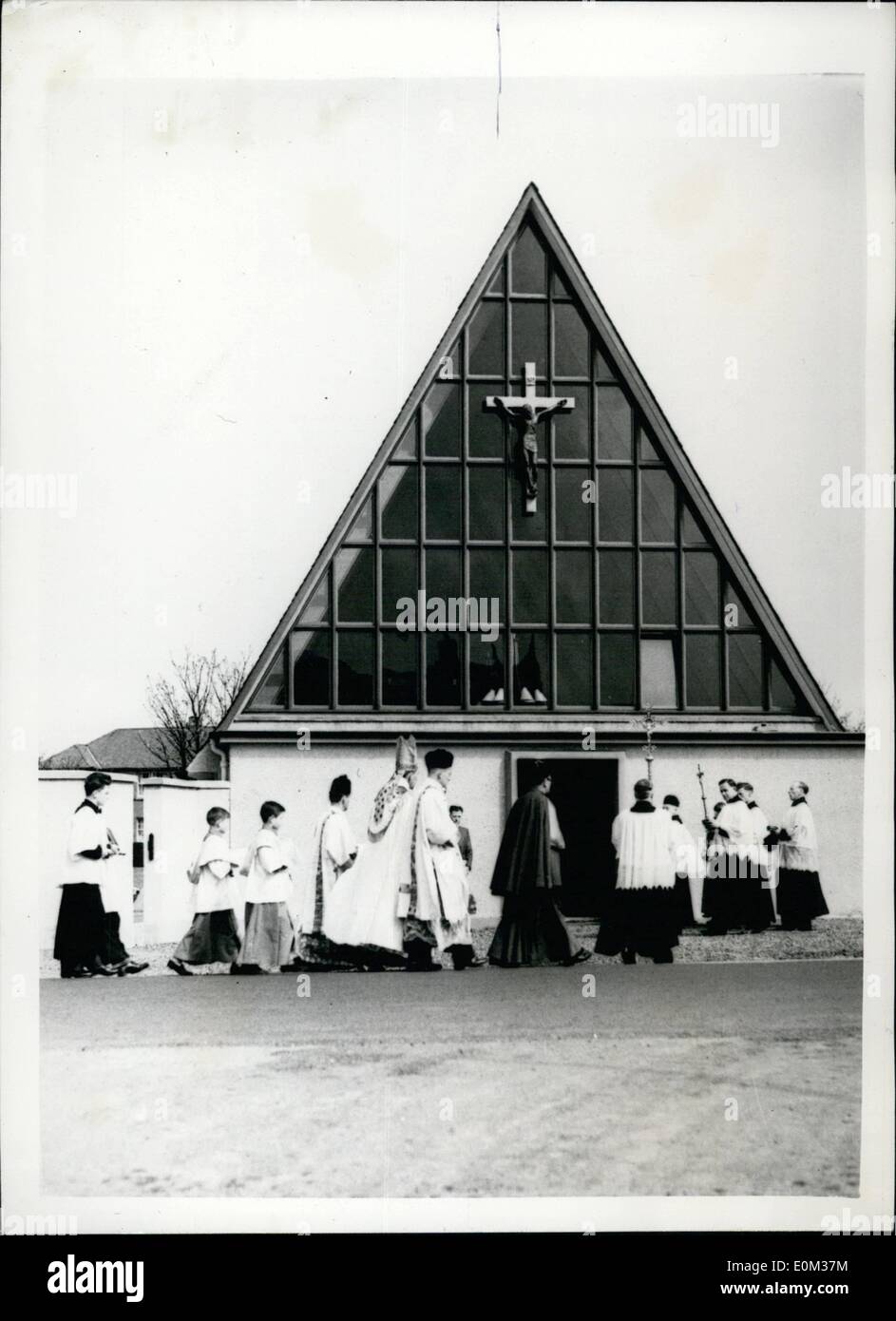 27. April 1953 - 27.04.53 New Kirche in Edinburgh. Erzbischof führt Zeremonie. Die neue St.-Margarethen Kirche an Davidsons Maine, Edinburgh widmete sich während des Wochenendes von die meisten Reverend Gordon Joseph grau, Erzbischof von St. Andrews und Edinburgh. Keystone-Fotoshows: Die Szene als die Prozession, angeführt von dem Erzbischof kommt in die Kirche für die Einweihungsfeier. Stockfoto