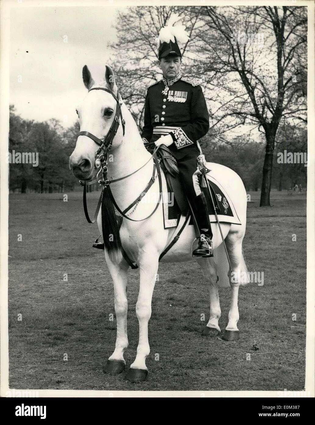 29. April 1953 - Assistent Kommissar, Staats-und Regierungschefs Krönungsprozession: Erster Blick auf die Massen von der Prozession am Krönungstag müssen werden Major P.R.Margetson, Assistant Commissioner bei Scotland Yard in der zeremoniellen Kleidung, führende montiert Reiten einen Kopf um die Route zu löschen. Er wird im Befehl von etwa 15.000 Polizei, die im Einsatz sein wird. Foto zeigt große P.R. Margertson, gesehen in seinen zeremoniellen uniform ein '' Wachtel '' das Pferd, das er in der Prozession fahren wird. Stockfoto