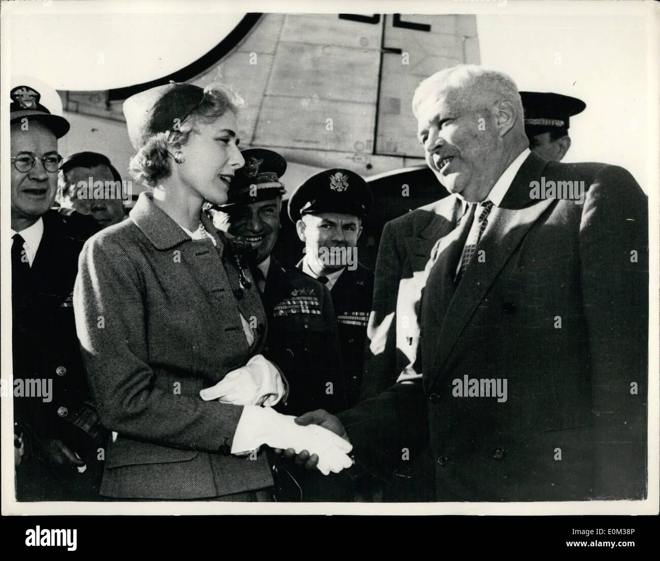 2. Mai 1953 - begrüßt 05.02.53 neuer US-Botschafter nach Italien amerikanische Verteidigungsminister in Rom. Keystone-Fotoshows: Frau Clare Boothe Luce, neu ernannten amerikanischer Botschafter in Italien, grüßt Mr. Wilson, der amerikanische Verteidigungsminister als er kürzlich in Rom ankam. Stockfoto