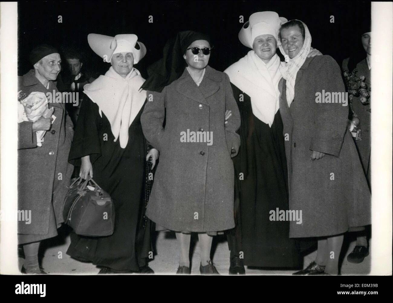 4. Mai 1953 - zurück aus Korea: tragen '' zivile '' Kleidung, die französische Nonne Marie-Madeleine Zentrum und Schwester Eugenie links Stockfoto