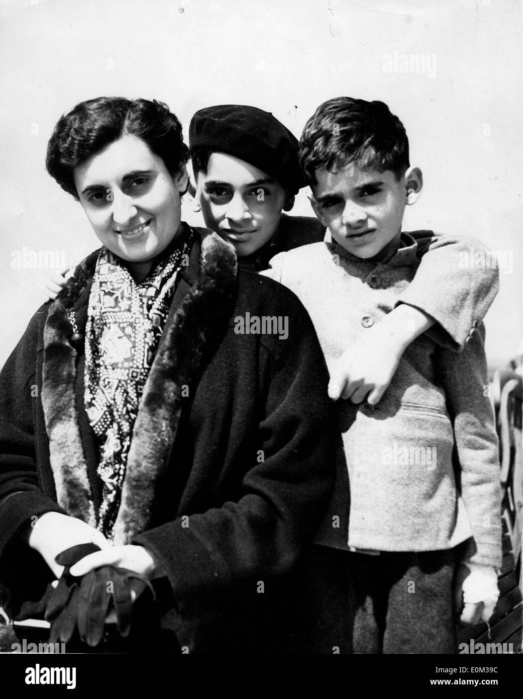 Indira Gandhi Ankunft in England mit ihren Kindern Stockfoto