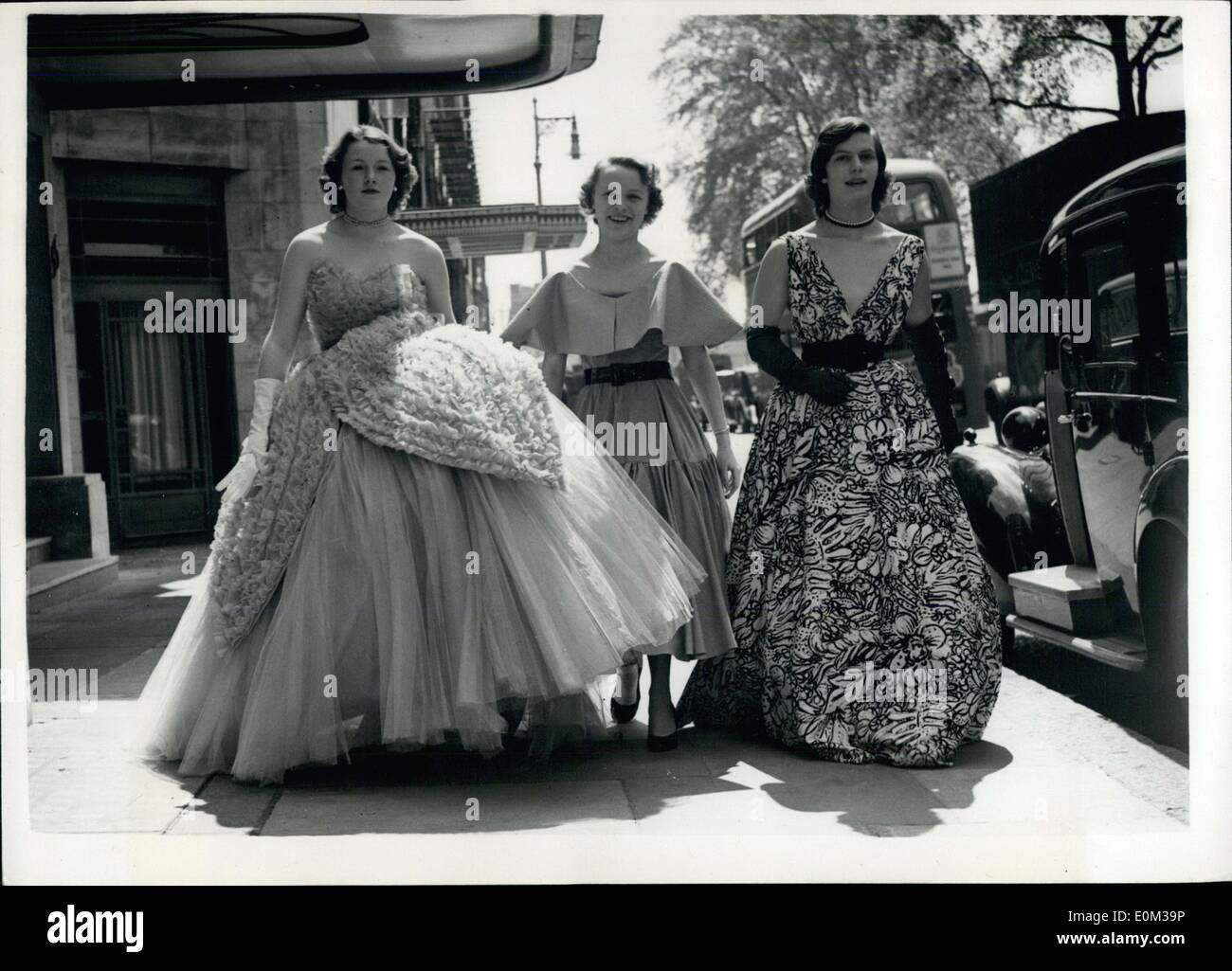 5. Mai 1953 - Debytantel Proben für Krönung Jahr Kleid zeigen drei junge Damen in ihren Kleidern: Monnequins und vierzehn Stockfoto