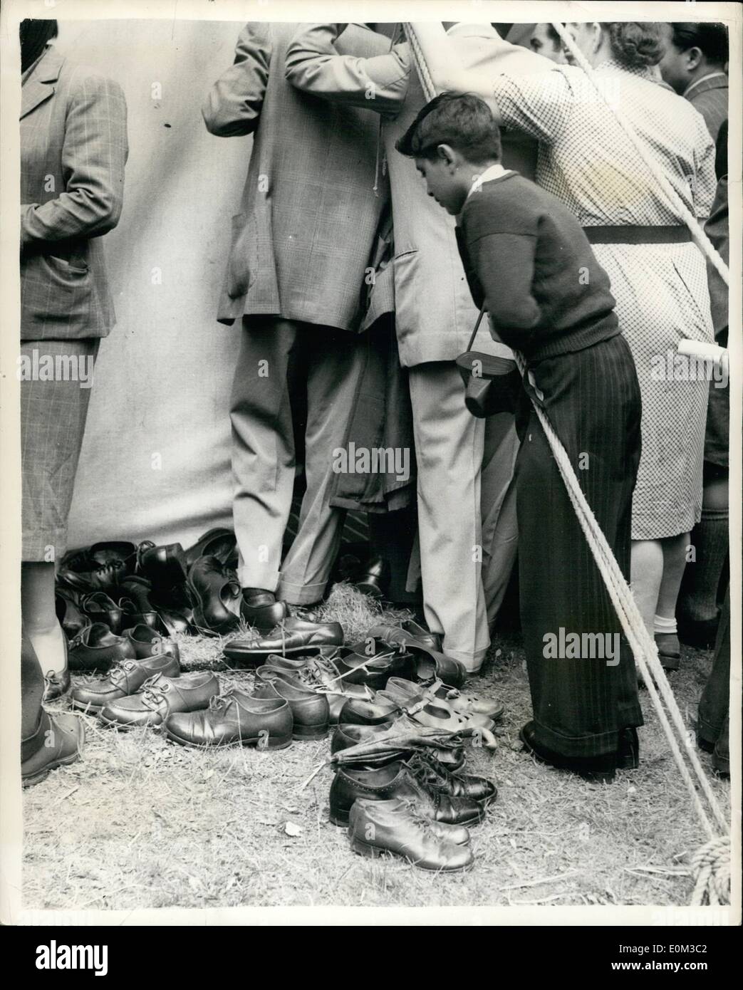 6. Juni 1953 - traditionelle Id-Ul-Fitr Festival an Arbeiten der Überlauf: The Muslim Festival der Ud-Ul-Fite wurde heute Morgen in der berühmten arbeiten Moschee gefeiert und wurde Attemnded durch eine Sammlung von etwa 2.000. Foto zeigt Zuschauer, die nicht in die Moschee selbst - peeping durch die Leinwand - zeigt Raum einige der Shows auf dem Gelände der Moslem traditionelle bekommen konnten. Stockfoto