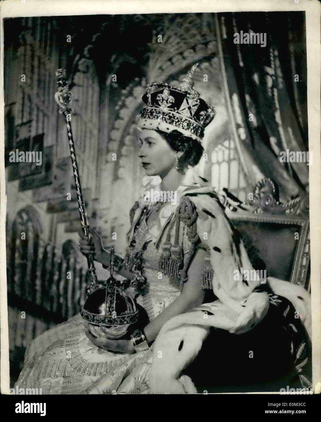 6. Juni 1953 - Königin Elizabeth II. Im Thronsaal des Buckingham Palace nach ihrer Krönung: HM The Queen Elizabeth II gestellt Stockfoto