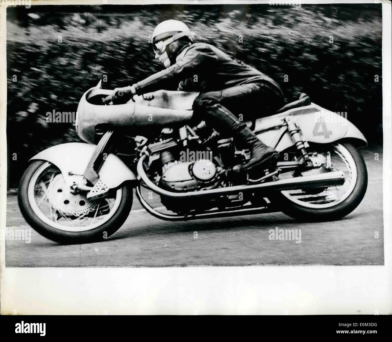 6. Juni 1953 - gewinnt Haas Deutschland 125 c.c. und 250 c.c. Ereignisse in den niederländischen t.t.-Rennen. Foto zeigt W. Haas von Deutschland mit Geschwindigkeit auf seine N.S.U. Maschine - gewann er die 250 c.c. während der niederländischen t.t.-Rennen in Assen, Niederlande, gestern. Er gewann auch das 125 c.c.-Event auf einem N.S.U. Stockfoto