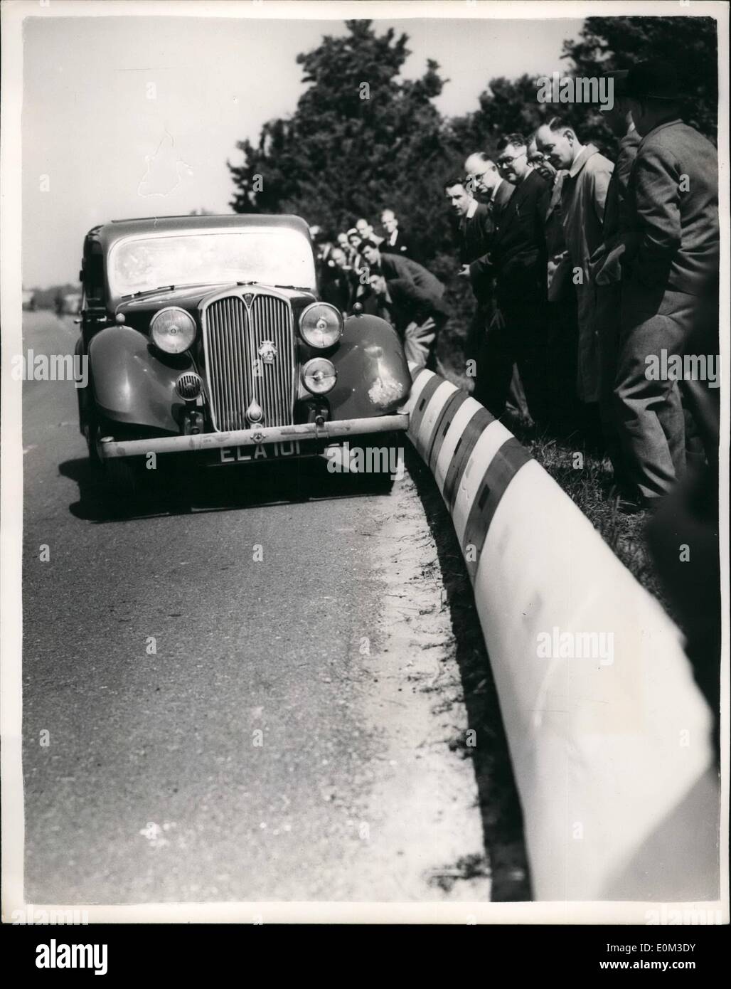 6. Juni 1953 - demonstriert die Dahl Kerb neue Straße Sicherheitsvorrichtung für Lebensrettung... Eine Demonstration fand am Nachmittag entlang einer Strecke zwei Meilen südlich von Bletchloy, neben dem Grand Union Canal - der '' Dahl Sicherheit Kerb'' - bestehend aus weißen verstärken konkrete Abschnitt unterstützt, dass durch einen Beifahrerseite Vorderreifen, die, den der Kurs des Fahrzeugs entlang der Richtung des '' Kerb'' produziert eine Bremswirkung abgelenkt wird, Auswirkungen auf die Onables den Fahrer um die Kontrolle wiederzuerlangen Stockfoto