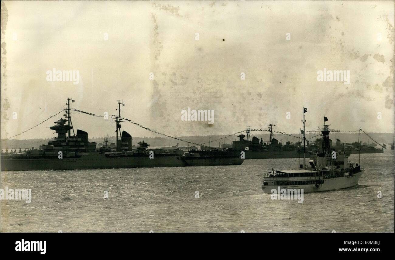 6. Juni 1953 - Queen Bewertungen Flotte.: H.M Königin überprüft heute Schiffe des Commonwealth und ausländischen Marinen an Spithead.: die Fregatte HMS Surprise unter ihrer Majestät übergibt der russischen Kreuzer "Sverdlov" bei der Überprüfung. Stockfoto