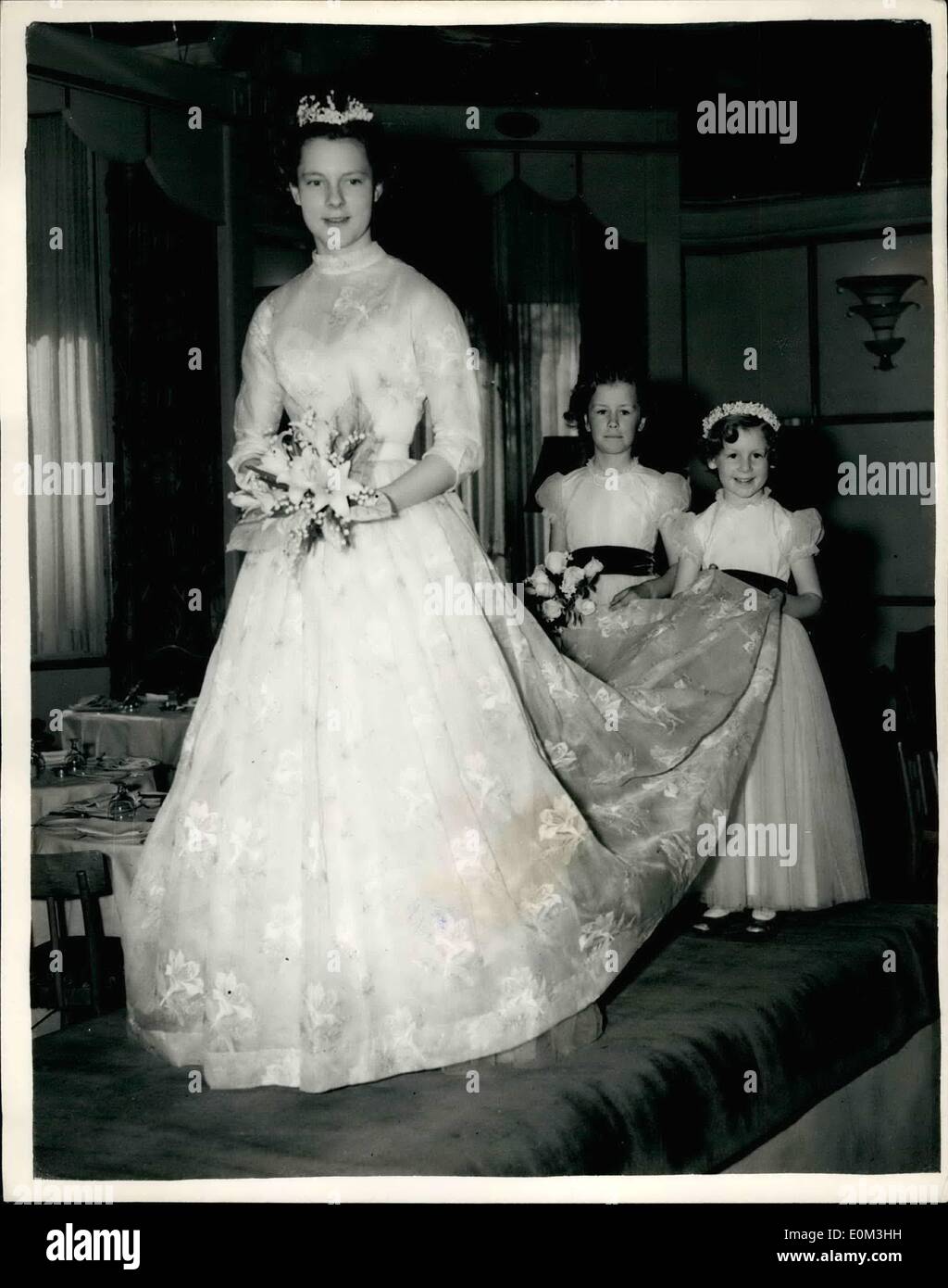 5. Mai 1953 - letzte Generalprobe für die Berkeley-Debütantin dress Show: Hochzeit gonna von Dior: eine endgültige Kleid reheard fand heute Vormittag im Berkley Restaurant - für heute Nachmittag Berkeley Debütantin Dress Show stattfinden wird, zugunsten der N.s.p.c.g. - und in welche Debütantinnen Stile von der berühmten Christian Dior anzeigen. Keystone-Foto zeigt Lady Roee Blithe weißem Organza Kleid, Goldstickerei und Lilien Hochzeit waren. Die Braut Begleiter, deren Kleider nicht von Dior sind - sind grünlich (links) wünschen Mary Anne Parker-Bonnee (7) und WinsSarah von 6 Jahren. Stockfoto