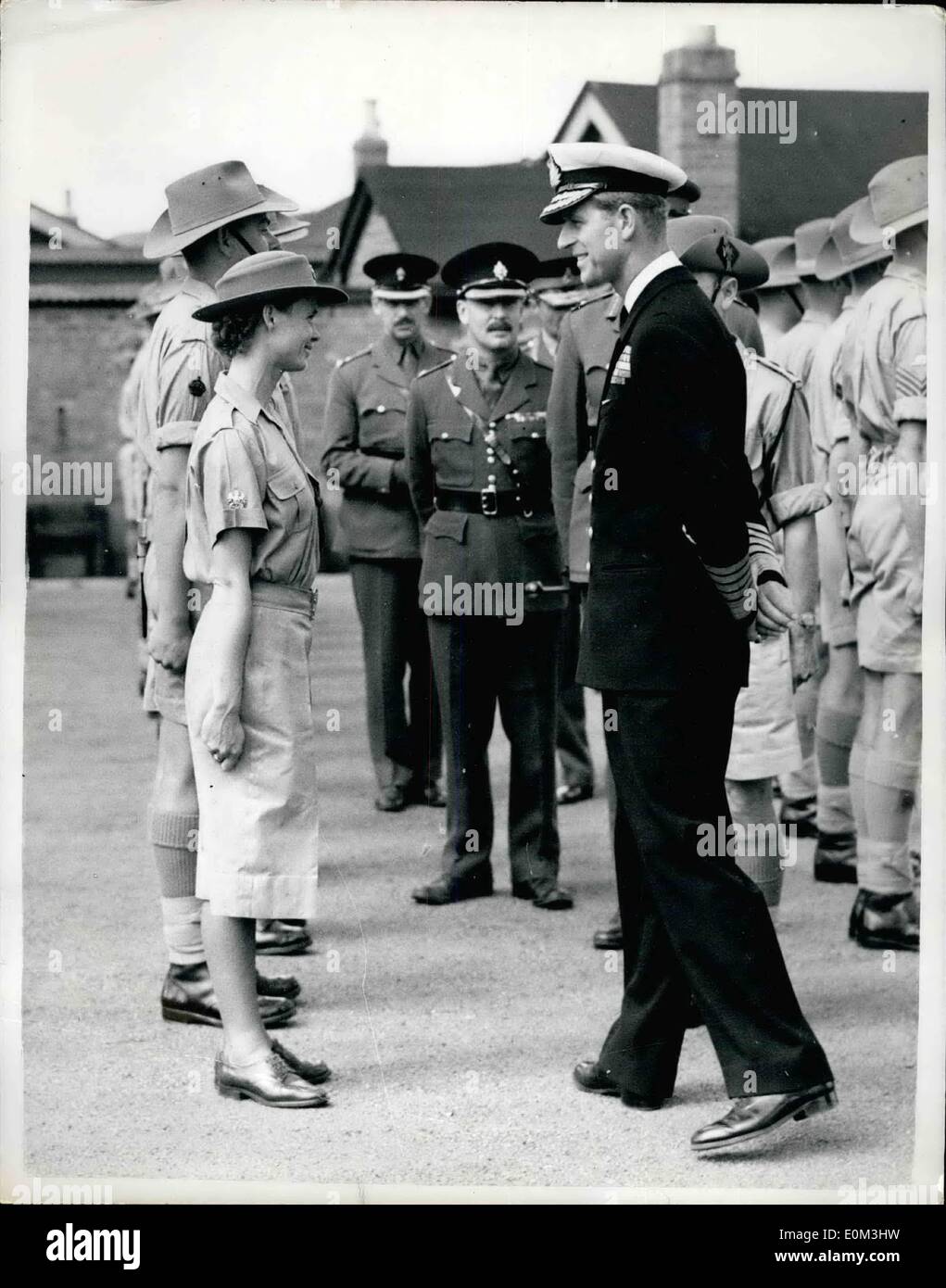 5. Mai 1953 - Herzog von Edinburgh fliegen von The Palace In Hubschrauber, Review Commonwealth Truppen: The Duke of Edinburgh einen historischen Flug gemacht, als er mit einem Hubschrauber aus der Begründung des Buckingham Palace abhob. Er flog nach Pirbright, Truppen des Commonwealth Kontingent jetzt in England zu überprüfen. Nie zuvor hatte jemand aus dem Palast vom Pläne genommen. Das Foto zeigt The Duke of Edinburgh, im Gespräch mit Sergeant Major Miss Van Vuuren, von Südrhodesien, während der Überprüfung auf Pirbright heute. Stockfoto