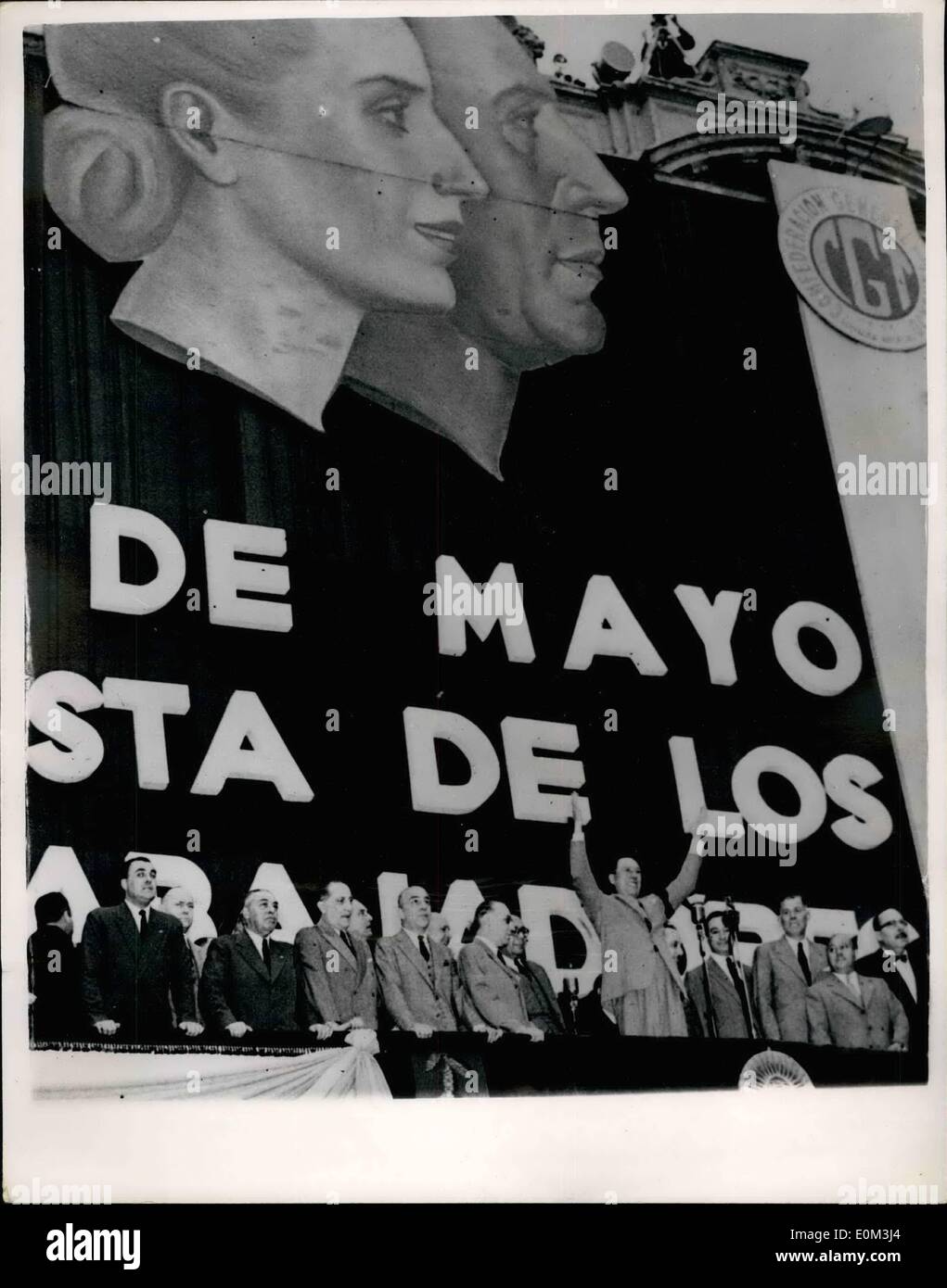 5. Mai 1953 - Peron macht '' Stet der Nation'' Rede: sieben Bombenexplosion in Buenos Adresse Maifeiertag erhöhte Spannung in der Stadt. Die siebte ging in der Nähe von der Kongress-Gebäude, kurz nachdem Präsident Peron Lieferung seines Zustandes der Nation Nachricht begonnen hatte. Später, in seiner Ansprache vor dem Maifeiertag sammeln auf der Plaza de Mayo, der Präsidenten zu ein Nachlassen der Spannung mit einer Anbetung '' Aktion Banden '' beigetragen. '' Wenn Sie gehen, um zu brennen ich an der Spitze der Prozession werden '' begann er Stockfoto
