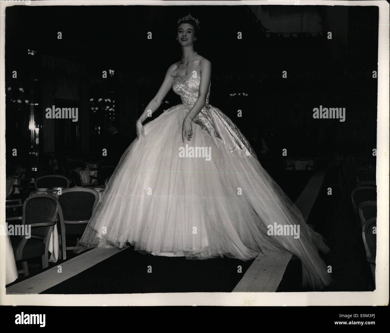 5. Mai 1953 - Debütantin Proben Krönung Kleid zeigen, '' das größte Kleid in Europa ''; Vierzehn Jahre die schönste Debütantinnen einnehmen Teil heute Nachmittag im Dorchster Hotel Debütantin Kleid zeigt zugunsten der Natioanal-Fonds für die Polio-Forschung. Sie besuchte eine Generalprobe heute Morgen. Foto zeigt Frau Rachel Severne Modelle eine riesiges Ballkleid genannt '' Versailies'' welche Mr Sidon Designer in der größten Kleid in Europa behauptet ''-Es hat 120 Yards der Stiere in der Schürze und hat vier Petticoatt. Stockfoto