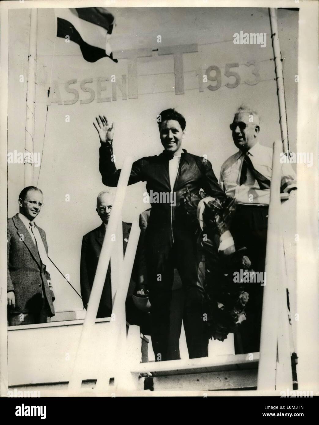 06. Jun 1953 - off Duke gewinnt 500 c.c.-Rennen bei den niederländischen T. T. T.-Rennen.: Foto zeigt off Duke auf dem Siegertreff - Stockfoto