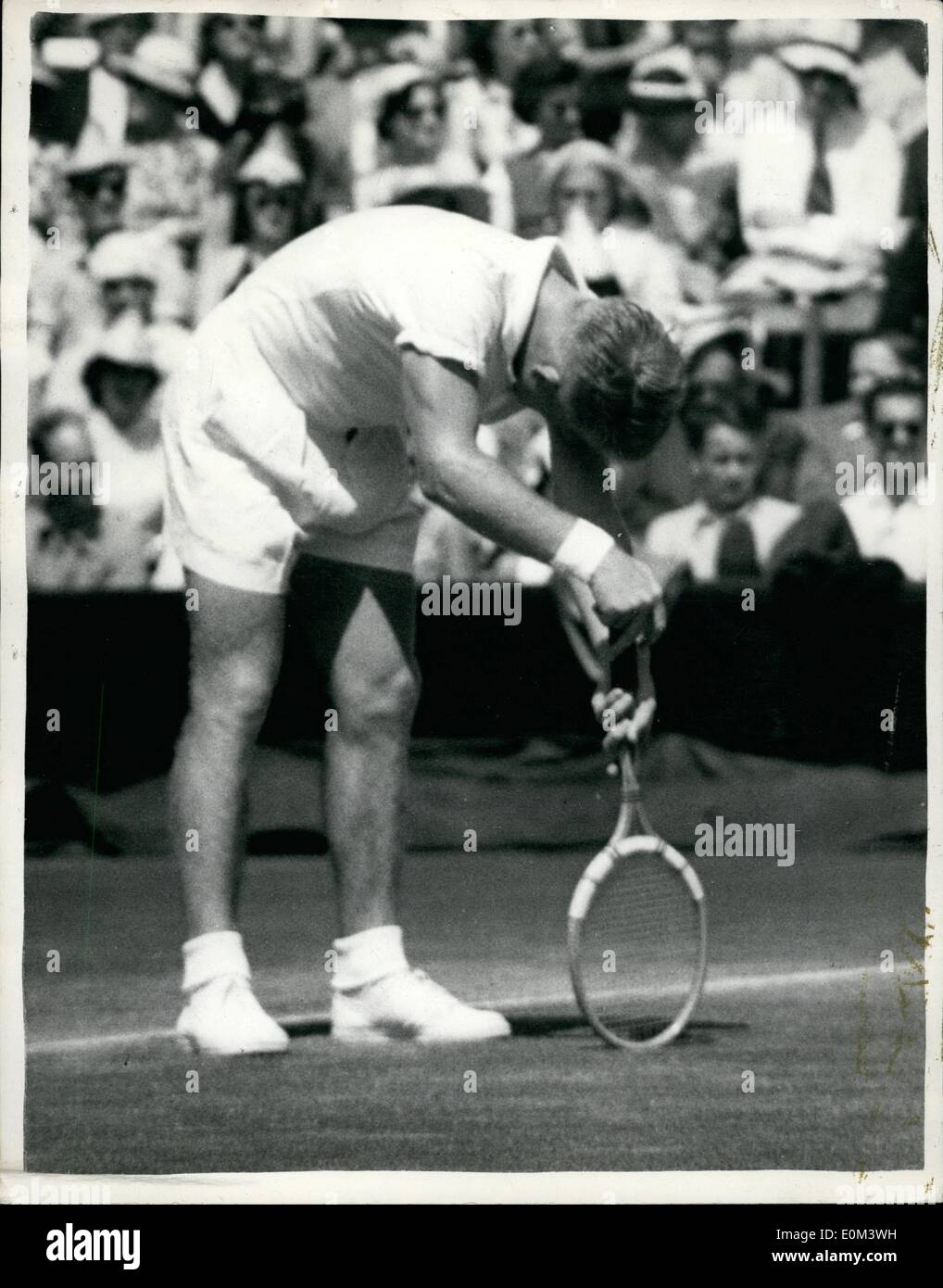 6. Juni 1953 - Vic Seixas von der US-Beats Lew Hoad von Australien während Männer Einzel in Wimbledon: Vic Seixas der Vereinigten Staaten schlagen Lew Hoad Australiens in fünf Sätzen - in ihrer Männer-Einzel-Match der Wimbledon Championships heute Nachmittag. Foto zeigt Lew Hoad auf seinen Schläger - zwischen den Sätzen - während des Spiels heute stützt. Stockfoto