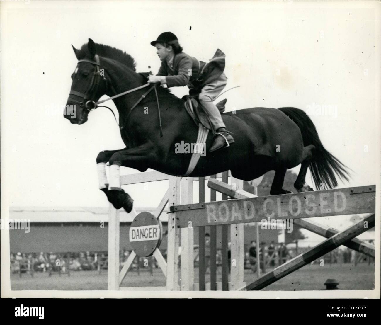 6. Juni 1953 - Richard Royal Horse zeigen Kinder springen-Event: Fotoshows. Elf Jahre alten Miss Helen White nimmt einen Sprung auf ihre schwarzen Golding: Mitternacht VI'' in die Kinder springen Event Klasse 18 während der Royal Richmond Horse Show heute Morgen. Stockfoto