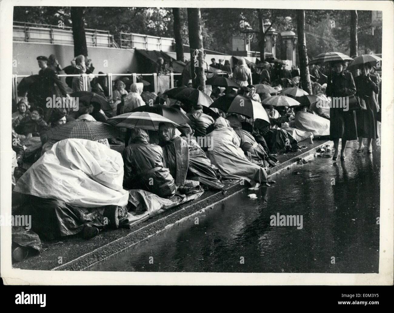 6. Juni 1953 - Krönung Eva. Im Regen. Versuchen, halten trocken - in die Mall.: Foto zeigt die Szene als Krönung-Enthusiasten Stockfoto
