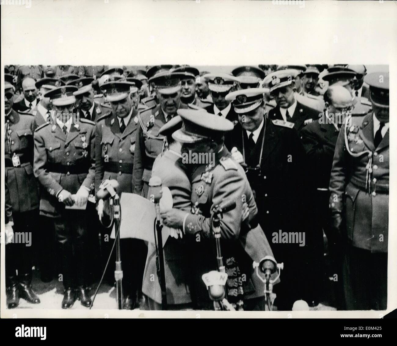 5. Mai 1953 - besucht portugiesischen Präsidenten Spanisch Manöver. General Francisco H. Craveiro Lopes, Präsident von Portugal, der auf einem Staatsbesuch in Spanien ist, wurde begleitet von General Franco an die spanische militärische Manöver bei Campamento, in der Nähe von Madrid statt. Keystone Fotoshows: Armbanduhr von hochkarätigen Service Offiziere, umarmt General Franco Präsident Lopes, als er Leutenant General der spanischen Armee, nach dem Manöver war. H/Keystone Stockfoto