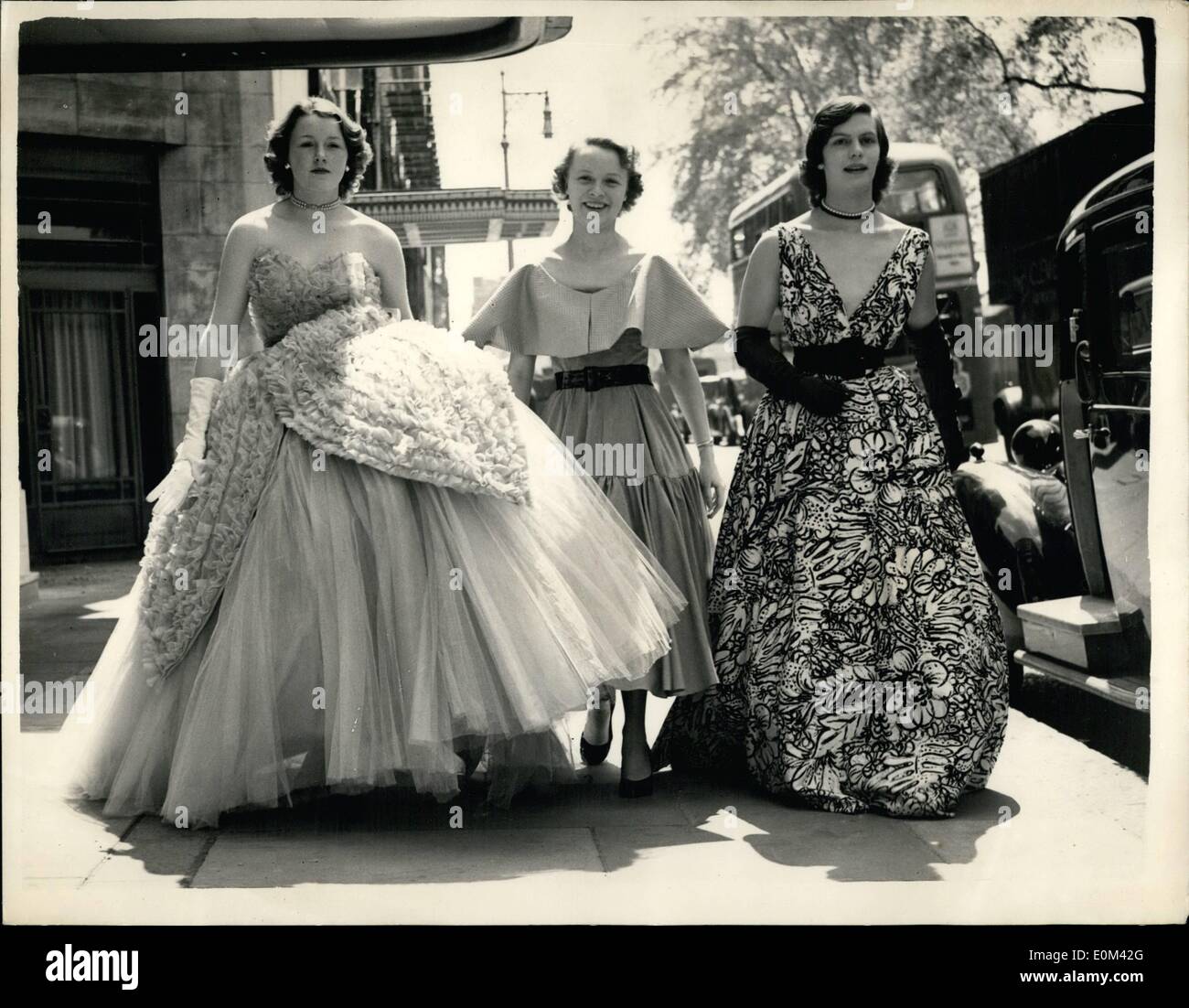 5. Mai 1953 - Proben Debütantinnen für Krönung Jahr Kleid Show... drei junge Damen in ihren Roben.: Mannequins und vierzehn Stockfoto