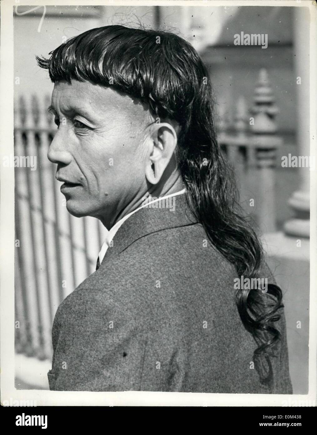 5. Mai 1953 - mit seinem Jet schwarze Haare - hängen nach unten Rücken... Besucher von Borneo In London... Mit seinem Jet schwarze Haare hängen Stockfoto