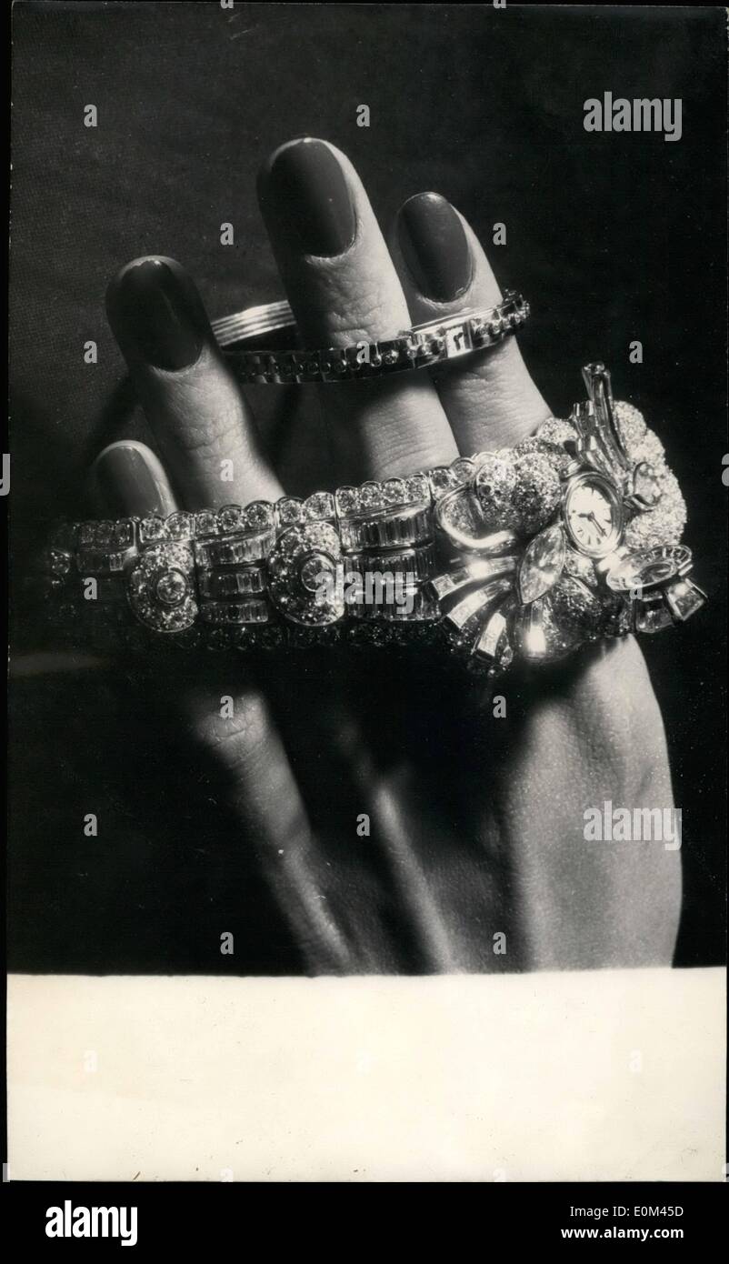 6. Juni 1953 - unbezahlbar Uhren zeigen auf: Zwei von den Armbanduhren bei einer Show in einem bekannten Paris Juwelier im Bereich Oper gesehen. Die größte und die kleinste (aber nicht die billigsten, da es sich lohnt 2.2000) Stockfoto