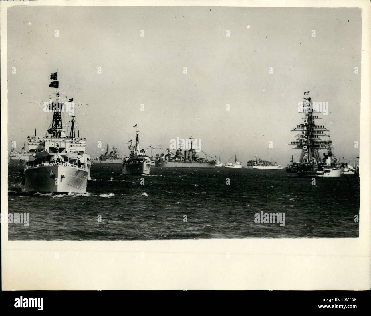 6. Juni 1953 - Royal Review der Flotte: Portsmouth: The Versand Schiff Überraschung handeln als königliche Yacht - gesehen eine lange Stockfoto