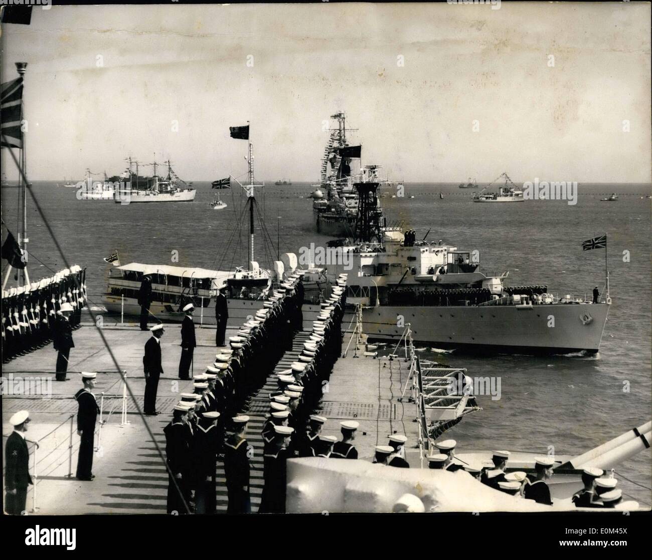 6. Juni 1953 - Queen Bewertungen Flotte: H.M Königin heute Schiffe des Commonwealth und ausländischen Marinen an Spithead überprüft. Foto zeigt, dass HM Fregatte Überraschung angesichts ihrer Majestät übergibt den russischen Kreuzer '' Sverdlev'', die direkt gegenüber ist. Stockfoto