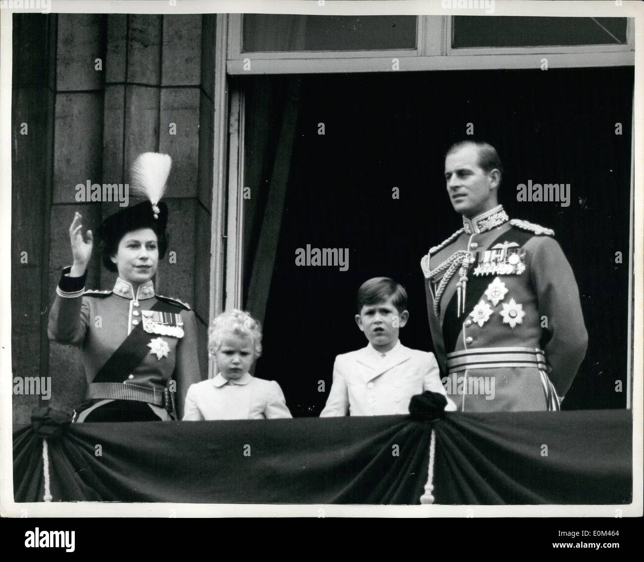 6. Juni 1953 - Trooping die Farbe Zeremonie... Grüßt aus dem Palast-Balkon: Königin Elizabeth II. nahm den Gruß an die Trooping die Farbe Zeremonie auf Horse Guards Parade heute. Der Anlass markiert die Königin; s offiziellen Geburtstag. Das war der Farbe marschierten des i. Bataillons der Grenadier Guards. Die Königin trug die Uniform des Col-in-Chief des Regiments, eine rote Tunika, dunkle blaue Reiten Rock und einen Dreispitz-Hut mit dem kühnen Abzeichen und weißen Wolke der Grenadiere. Stockfoto