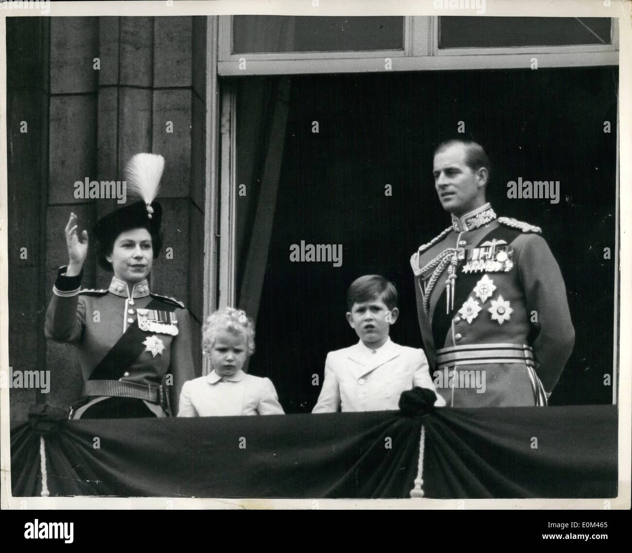 6. Juni 1953 - Königin Elizabeth II. nahm den Gruß an die Trooping die Farbe Zeremonie auf Horse Guards Parade heute. Der Anlass markiert offiziellen Geburtstag der Königin. Es war die Farbe marschierten Thet des i. Bataillons, Granadier wachen. Die Königin ware die Uniform der Gol-in-Chief des Regiments, ein Scarlrt Tunika, dunkle blaue Reiten Rock und einen Dreispitz-Hut mit dem halten Abzeichen und weiße Pflaumen der Grenadiere. Foto zeigt die Königin Sckhowledges dem Jubel des Publikums während der Herzog von Edinburch und ihre beiden Kinder, Prinz Charles und Prinzessin Anne auf aus dem Palast-Balkon - heute aussehen. Stockfoto