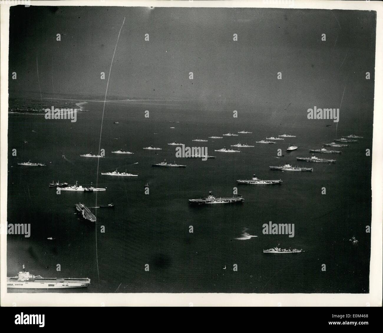 6. Juni 1953 - Line-up Imperiums Kriegsschiffe für die Krönung-Überprüfung bei Spithead. In ruhigem Wasser, das Kriegsschiff von Großbritannien und das Empire-Line up. Sie sind an Spithead, bereit für die nächste Woche Krönung Flottenparade. In der Zeile links sind (von links die Zerstörer Decoy. Verteidiger, Herzogin, Diamant; der schnelle Minenleger Apollo. Manxman, Kreuzer Cleopatra, Dido und das Training Schiff Redpoll Stockfoto