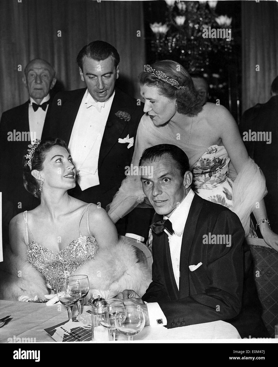 Frank Sinatra und Ava Gardner auf einem Coronation Ball Frau Stockfoto