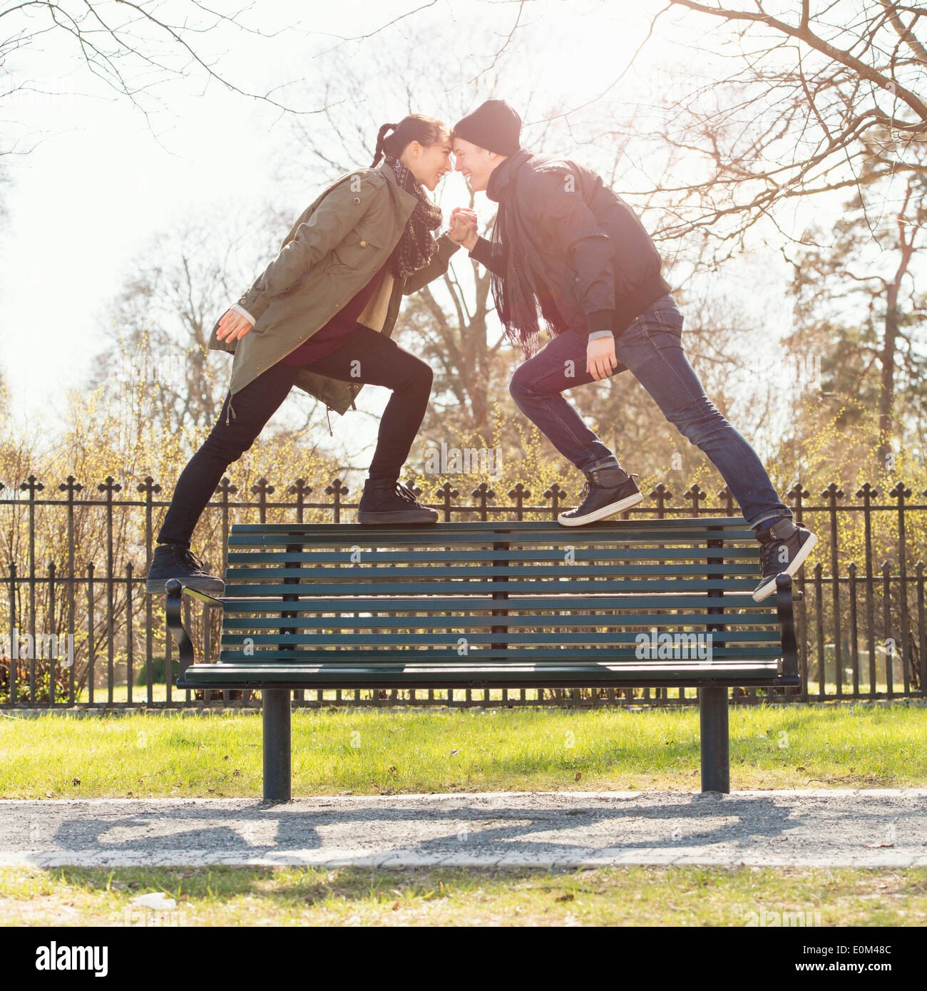 Aus dem jungen Paar auf Parkbank stehen, Hand in Hand. Stockfoto