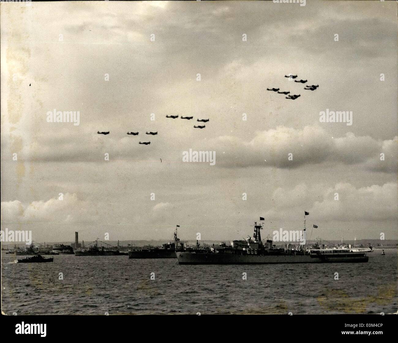 15. Juni 1953 - Queen Reviews Flotte: H.M Königin heute Schiffe des Commonwealth und ausländischen Marinen an Spithead überprüft. Foto zeigt eine Ansicht der Ebenen in der Durchflug wie sie fliegen über die HMS Surprise angesichts ihrer Majestät. (Überraschung am äußersten rechten) Stockfoto