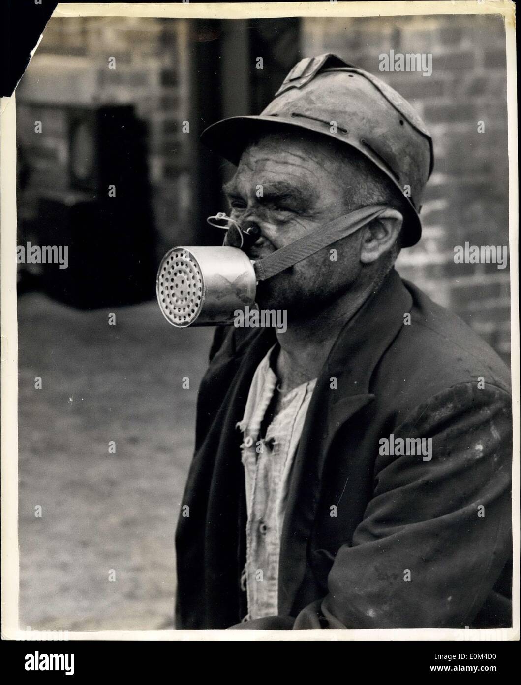 16. Juni 1953 - '''' für für zu testenden Bergarbeiterinnen. Tragbare Gasmaske Für Männer: Eine neue Art von 'Selbstresouer' ist es, bei sieben Gollieries im ganzen Land ausprobiert zu werden und Bergleute werden ihre Reaktionen auf die Resouers End m Vorschläge zu Verbesserungen usw. berichten.der 'Selbstresouer' ist eine Maske, die 11/2 Pfund wiegt und durch Streifen an der Stelle gehalten wird Der Hinterkopf und eine Gummiklappe werden von den Zähnen gegriffen. Ein Griff verhindert, dass der Träger durch die Nase atmet Stockfoto