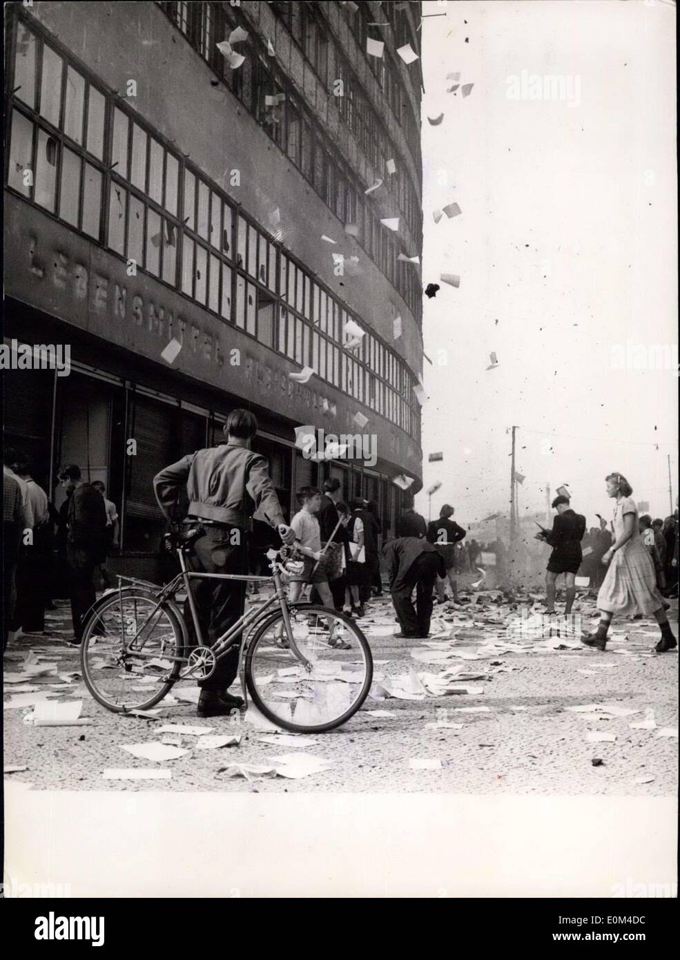18. Juni 1953 - Ho-Gebäude von streikenden besetzt: In einer Sendung ausgestrahlt letzte Nacht, die sowjetisch kontrollierten Ost-Berliner Radiosender berichteten, dass '' imperialistische Gangster und ihre Ost-Berliner Anhänger haben 'Virtuell' HO-Building, eines der wenigen großen sowjetisch kontrollierten Einkaufszentren zerstört. Das Publikum stürmte das Gebäude, Drang, Rechnungen und Dokumente direkt durch die Fenster in den Bürgersteig und auf der Straße tobt, dass Jugendliche den '' Rest der HO-Bürokratie '' verbrannt. Nach das Gebäude brannte Stockfoto