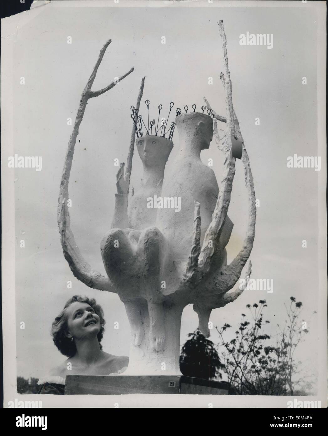 24. Jun. 1953 - MidbumEr Madness - Skulpturen auf Ausstellung in Battersea Lustgärten.: Gestern fand ein Skulpturenwettbewerb statt, bei dem Studenten aus ganz großbritannien gebeten wurden, ihre Vorstellung von Mittsommerabend einzureichen. 21 Stücke sind in der Ausstellung in den Battersea Pleasure Gardens zu sehen. Das Foto zeigt ''The Three'', ein Stück Skulptur von James Turner, Student des Royal College of Art, das den ersten Preis von 100 gewann. Stockfoto