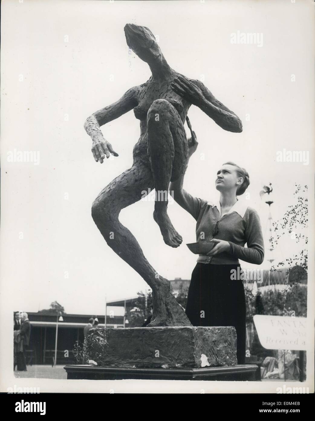 24. Juni 1953 - Midsummer Madness - Skulpturen auf Ausstellung in Battersea Vergnügen Gärten.: ein Wettbewerb in die Schüler aus der ganzen Welt Großbritannien wurden gebeten, ihre Konzeption der Johannisnacht einreichen fand gestern statt. Einundzwanzig Stücke sind in der Ausstellung in der Battersea Lustgärten. Das Foto zeigt '' Fantazia'', eines der Stücke der Skulptur an der Exihibiton gesehen. Stockfoto