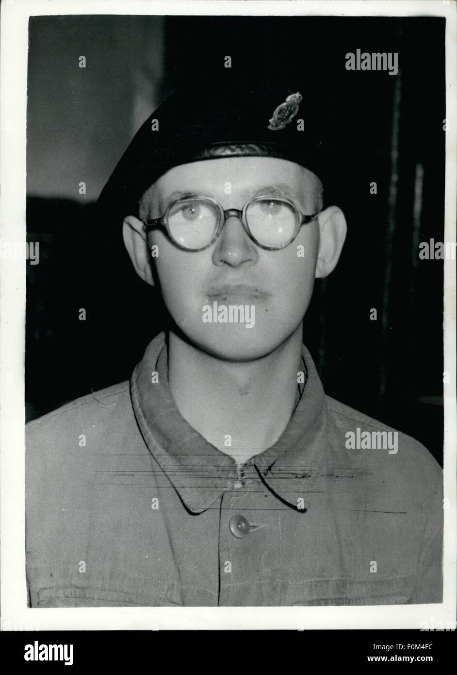 27. Juni 1953 - Armee Anrufe Up A Blind Boy: Ein Militärarzt, Kontrolle über einen Stapel von neuen Wehrdienst Männer im R.O.A.C. Depot in schwarz, Aldershot, starrte Private Terence Morris, hart, gerade in Birmingham im Alter von 18. '' Sie schauen ein wenig kurzsichtig '', sagte er "ich bin, mein Herr. Fast blind, in der Tat '', sagte Private Morris. Nächste Woche das Kriegsministerium sagte gestern Abend, werden Private Morris entladen. Und die drei zivile Ärzte angeschlossen an das Arbeitsministerium in Birmingham, wo Private Morris als Sitz für die Armee übergeben wurde, werden in Frage gestellt werden Stockfoto