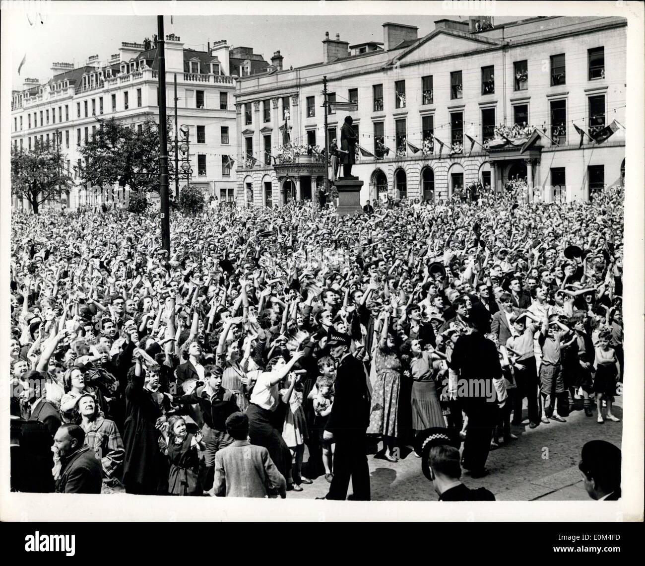 27. Juni 1953 - dritten Tag der Staat besuchen, Schottland Massen warten, setzen Königin: Ein Publikum von Tausenden Stand in George Square, Stockfoto