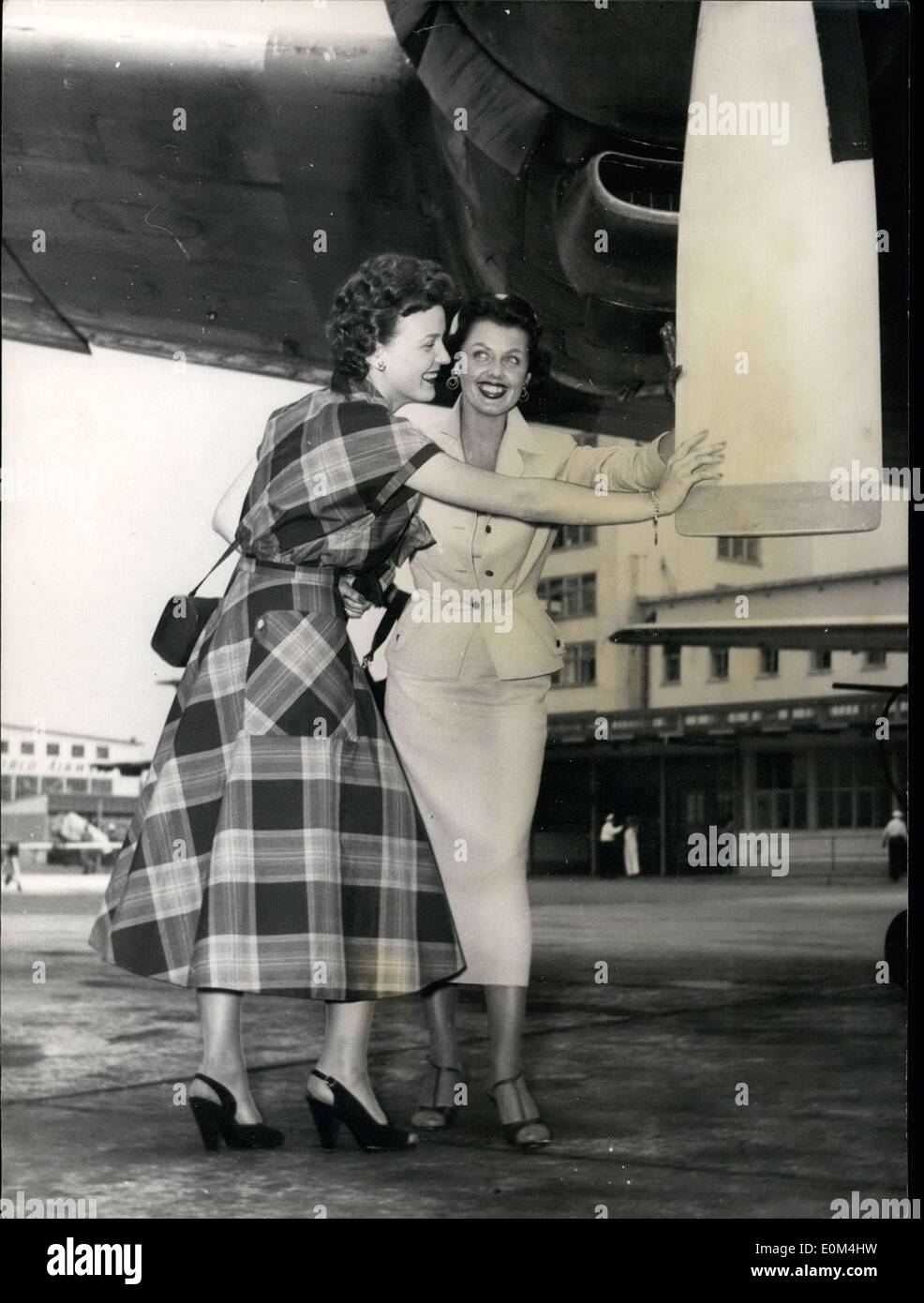 4. Juli 1953 - hier abgebildet ist Miss Deutschland Christl Schack 28 Berlin zusammen mit Miss Austria Lore Felger 19 von Wien. Th Stockfoto