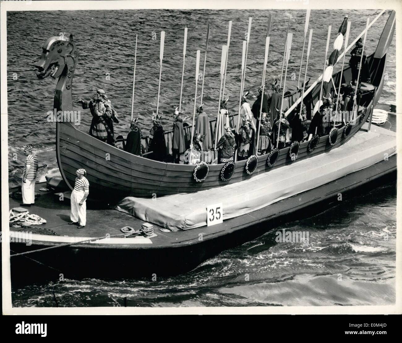 7. Juli 1953 - Royal Krönung Fluss Festzug auf Themse: '' The Vikings'' Foto zeigt das Tableau für die Wikinger (Periode 1013) mit König Olaf und die norwegische Men at Arms. Wie von Hungerford Bridge-während der Festspiele auf der Themse heute Morgen gesehen. Stockfoto