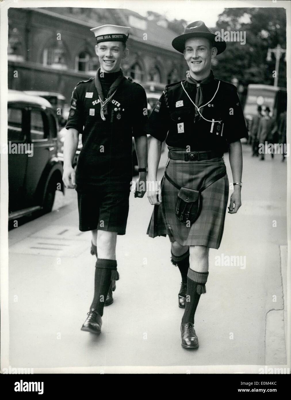 7. Juli 1953 - auch Queen es Scouts für die Vereinigte Staaten von Amerika: die beiden Queen-Scouts, die aus vielen Bewerbern ausgewählt wurden, um die Vereinigten Staaten, Sir-Woche besuchen lassen Waterloo heute Nachmittag. Zwei Pfadfinder, die in der Queen Elizabeth Morgen segeln, sind Alan Barrie, der 29. Glasgow-Gruppe, im Alter von 17, ein Student (Dental), Glasgow und Geoffrey T.A. Woodward von der 5. Eastbourne Gruppe, im Alter von 16 Jahren Student an der Eastbourne Grammar School lebt in Eastbourne, Sussex Stockfoto