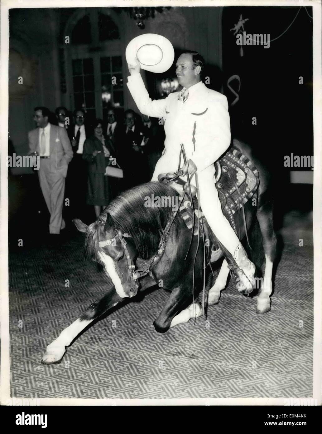 7. Juli 1953 - geht '' Champion'' auf der Pressekonferenz... Sein Debüt... Cowboy Bildschirm Star Gene Autry nahm sein Pferd '' Champion'' mit ihm, als er nach der Presseempfang in ihrer Ehre im Savoy diesem Abend ging. Keystone-Fotoshows: '' Champion'' mit Gene Autry-macht sein Debüt im Ballsaal des Savoy heute Abend. Stockfoto