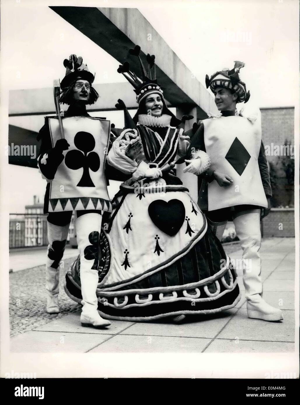 7. Juli 1953 - ALICE IN WONDERLAND Ballett London Festival Ballet, die bereits auf eine kanadische Tour, ihre Sommersaison geöffnet in der Royal Festival Hall morgen, mit der Welt-Premiere von ein neues zwei-fungieren Ballett Alice im Wunderland, basieren auf einem Carrols unsterbliche Fantasie. KEYSTONE-FOTOSHOWS: - drei der auffallenden Kostüme bei der Probe gesehen, getragen von (links nach rechts): DAVID SCOTT, den Henker, JANET OVERTON als die Königin der Herzen und MICHAEL HOGAN als Karo-Bube. Stockfoto