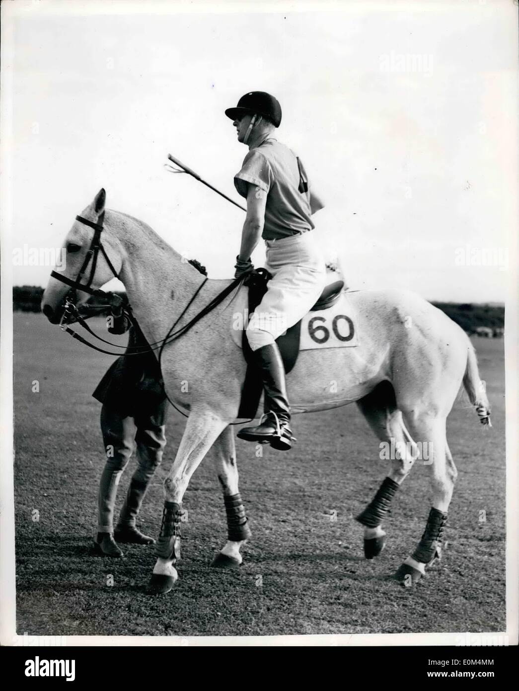 7. Juli 1953 - The Queen geht Form Goodwood Rennen den Herzog Polo im Cowdray Park. Spielen beobachten: nach dem Besuch der Goodwood Race Sitzung heute Nachmittag, H.M die Königin ging auf Cowdray Park, der Herzog von Edinburgh in einem Polospiel The Duke teilnehmen zu sehen war von Cranwell, heute früh, e eine Parade vorbei-Out besuchte hatte, zurück geflogen. Foto zeigt, dass der Herzog von Edinburgh sein Pony zwischen Chukkers montiert. Der Herzog war für Cowdray Park gegen Cotswold Park im Viertelfinale des Cowdray Park Junior Cups spielen. Stockfoto