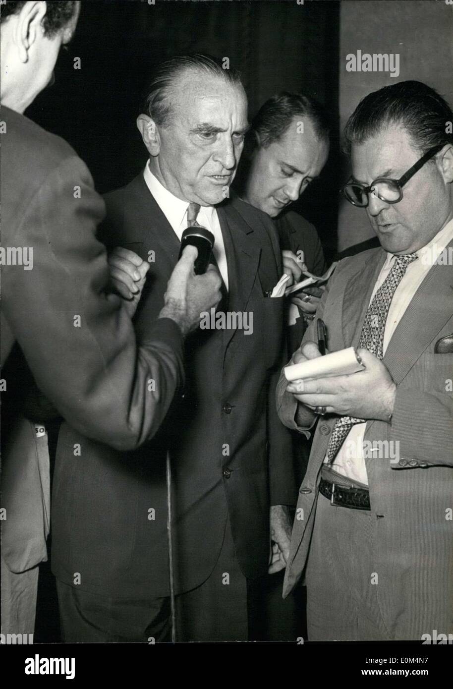 30. Juli 1953 - begann Italiens Präsident Luigi Einaudi (zweiter von links) die Konsultationen im Quirinale für die Bildung der neuen Regierung Ablage. Stockfoto