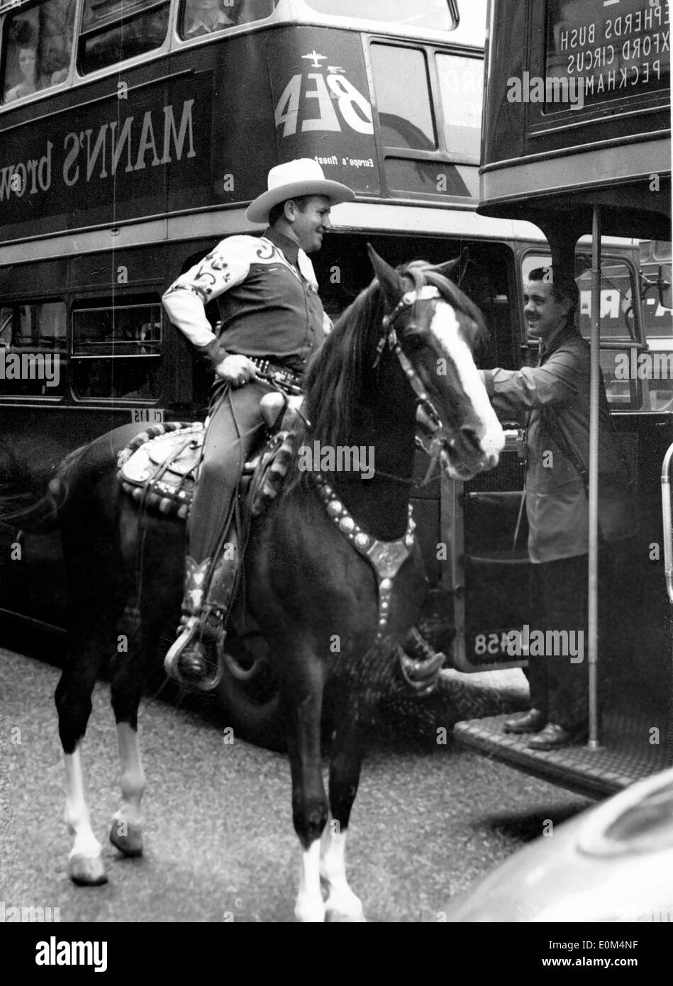 Ein Bus-Dirigent streicheln Gene Autrys Pferd auf der Oxford Street Stockfoto