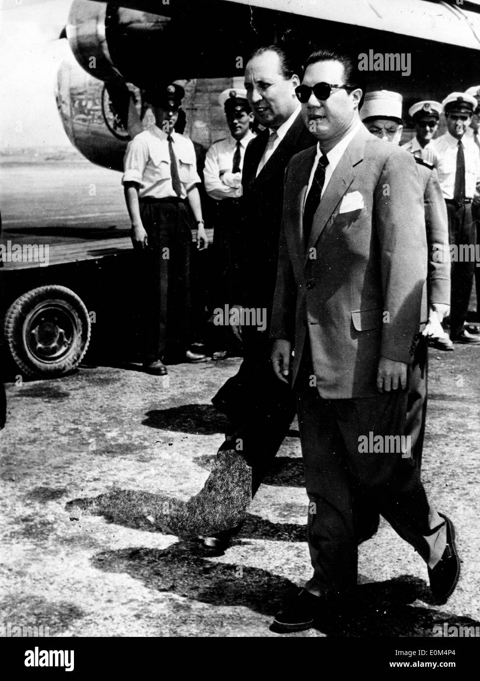 Kaiser Bao Dai zu Fuß mit M. Mecheri am Flughafen in Frankreich Stockfoto