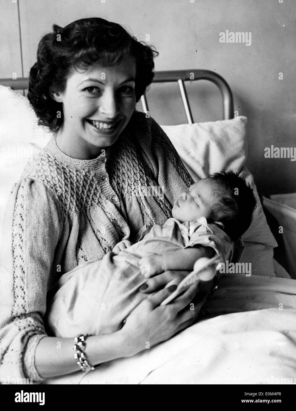 7. August 1953 - London, England, UK - (Foto) britischer Tennisspieler LINDA CORNELL, Frau des australischen Spieler Peter Cawthorn, und ihre neugeborene Tochter Trudy Ann in St. Helier Krankenhaus, Carshalton. Stockfoto